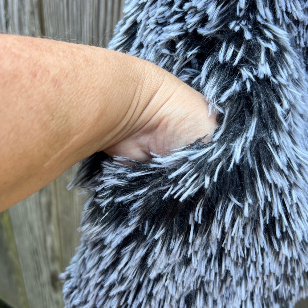 Marleylilly Black, Gray, White Faux Fur Vest size XXS/XS - Picture 5 of 9